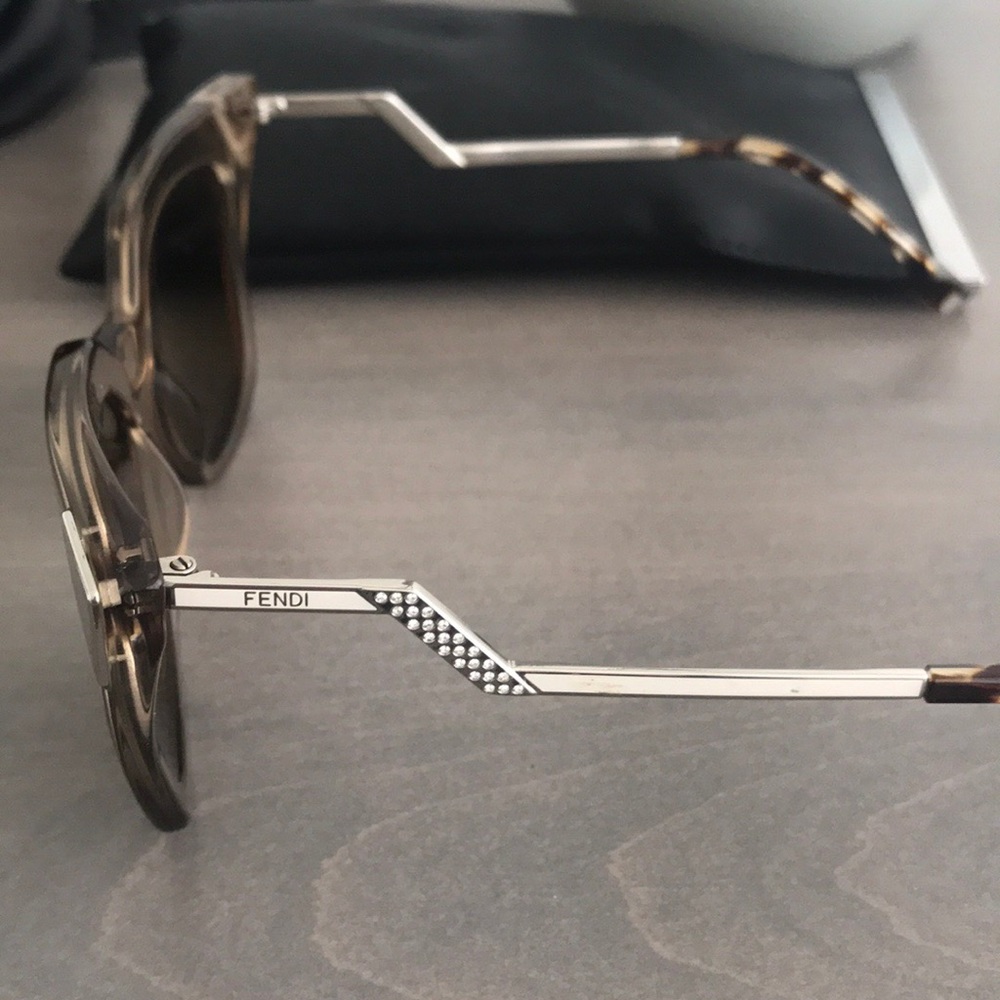 Authentic Fendi Cat eye sunglasses - Picture 5 of 6